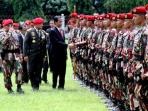 jokowi-di-markas-kopassus_20161110_203447.jpg
