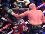 juara-kelas-berat-wbc-tyson-fury-memukul-penantang-deontay-wilder.jpg