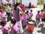 julia-sutrisno-laiskodat-bersama-anak-anak-membersihkan-sampah.jpg