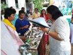juri-dari-dinas-perikanan-dan-kelautan-provinisi-ntt-berbaju-putih-sedang-menilai-masakan_20181031_201022.jpg