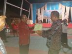 kadis-koperasi-dan-ukm-ntt-serahkan-akta-notaris-koperasi-kebbo-uma_20170710_222400.jpg