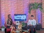 kakanwil-kemenag-ntt-reginaldus-ss-serang-bersama-host-jurnalis-pos-kupang-ella-uzurasi.jpg