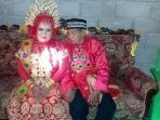 kakek-70-tahun-dan-punya-cicit-ini-tampak-senang-dan-bahagia-nikahi-gadis-28-tahun.jpg