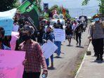 kapolres-ende-akbp-albertus-andrea-saat-dampingi-mahasiswa-long-march.jpg