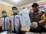 kapolres-sumba-timur-victor-mtsilalahi-sedang-menunjukan-gambar-dan-data-diri-pelaku_20180913_175809.jpg