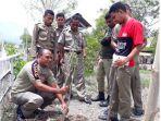 kasat-pol-pp-kabupaten-lembata-kanis-making-duduk-kiri-saat-menanam-kelor.jpg