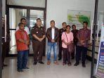 kasus-dugaan-korupsi-dana-desa-ngoranale-polisi-serahkan-tersangka-dan-barang-bukti.jpg