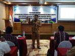 kepala-bkkbn-provinsi-marianus-mau-kuru-tengah-memaparkan-materi.jpg