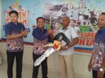 kepala-bri-cabang-larantuka-dua-dari-kiri-menyerahkan-kunci-mobil-ertiga-secara-simbolis_20170424_073507.jpg