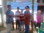 kepala-desa-liang-sola-bertopi-dan-camat-lembor-kanan-saat-serah-terima-bantuan-benih-kelor.jpg