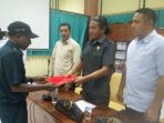 kepala-desa-tasi-kecamatan-lembur-alor-obed-kamesa-menyerahkan-usulan-pemasangan-meteran_20170308_224108.jpg