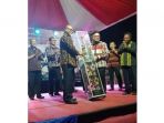 kepala-dinas-pupr-ntt-ir-andre-w-koreh-mt-saat-menerima-tropi-juara-umum-pertama_20180901_204644.jpg