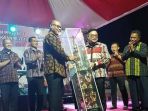 kepala-dinas-pupr-ntt-ir-andre-w-koreh-mt-saat-menerima-tropi-juara-umum_20180826_143207.jpg