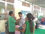 kepala-sekolah-kepsek-sma-negeri-harekakae-robertus-bria-tahuk-melepaskan-a.jpg
