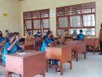 kepsek-sma-alfonsus-sumba-barat-daya-keberatan-dana-bos-beli-hp-bagi-siswa.jpg