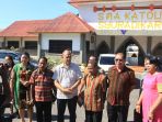 kepsek-smak-syuradikara-ende-pater-stef-sabon-aran-svd-berfoto-bersama_20180413_160141.jpg