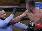 kesal-duel-dihentikan-petinju-dunia-kelas-berat-iago-kiladze-pukul-wasit.jpg