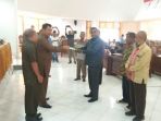 ketua-badan-legislasi-dprd-ttu-agustinus-tulasi-menyerahkan-draf-ranperda_20180917_182711.jpg