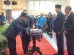 ketua-dprd-rote-ndao-alfred-saudila-menandatangani-berita-acara.jpg