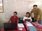 ketua-komisi-v-dprd-ntt-jimmi-sianto-saat-memantau-operator-ppdb-di-sman-5-kupang.jpg
