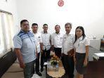 ketua-kpu-kota-kupang-deky-ballo-bersama-empat-komisioner-kpu-kota-kupang.jpg