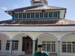 ketua-panitia-hari-besar-islam-sbd-arifiin-ibrahim-di-halaman-mesjid-alfalah.jpg
