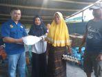 ketua-pb-shoto-kai-frnas-fernando-membagi-sembako-kepada-warga-ende.jpg