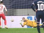 kiper-psg-gianluigi-donnarumma-menahan-penalti.jpg
