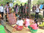 komandan-satgas-pamtas-ri-rdtl-yonif-742swy-dukung-program-kampung-tangguh.jpg