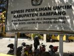 kpu-sampang-menggelar-rapat-tertutup-untuk-menindaklanjuti-putusan-mk-terkait-pilkada-sampang_20180907_093628.jpg