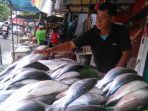 lapak-pedagang-ikan-bandeng-di-jalan-sulaima_20170127_104702.jpg
