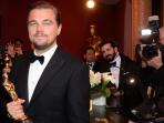 leonardo-dicaprio-berfoto-bersama-piala-oscar_20160311_081928.jpg