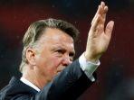 louis-van-gaal-memberikan-salam-kepada-pendukung-manchester-united.jpg
