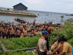 lurah-hambala-bersama-puluhan-anggota-pramuka-bhayangkara-bersihkan-sampah.jpg