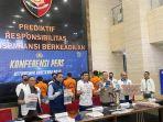 mabes-polri-tetapkan-tiga-tersangka-kasus-penipuan-online_01.jpg