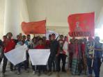 mahasiswa-demo-di-dprd-kabupaten-kupang_20160425_202213.jpg