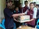 mahasiswa-di-ruteng-serahkan-bantuan-untuk-korban-longsor-di-tondong-belang-manggarai-barat.jpg