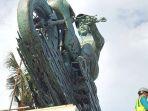 mandalika-patung-jokowi-yang-terpasang-di-sirkuit-mandalika-s.jpg