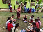 maria-martina-nahak-sedang-memberi-pendidikan-pada-anak-anak.jpg