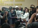 maria-nuban-saku-terima-aliansi-yang-demo-kasus-pembunuhan-astrid-dan-lael-ke-dprd-ntt.jpg