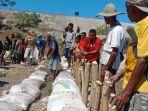 masyarakat-kerja-bakti-membangun-empangan-di-kali-panite.jpg