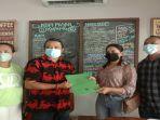 menang-gugatan-pengacara-serahkan-surat-bht-kepada-dr-dewa-putu-sahadewa.jpg