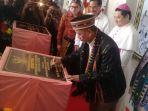 menristekdikti-ri-gunting-pita-dan-tanda-tangan-prasasti-stkip-ruteng-jadi-universitas.jpg
