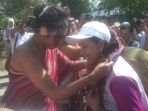 menteri-bumn-rini-m-soemarno-dikalungi-selendang-oleh-para-petugas-saat-datang-di-desa-oebelo_20180814_195526.jpg