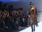 menteri-susi-pudjiastuti-berlenggok-di-catwalk-jfw-2019-peragakan-busana-karya-anne-avantie_20181024_150032.jpg
