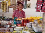 meri-saat-jualan-di-meja-jualannya-di-pasar-oebobo_20180307_180743.jpg