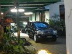 mobil-dinas-ahok-berplat-nomor-b-1966-rfr-di-halaman-rumah-megawati_20160920_194839.jpg
