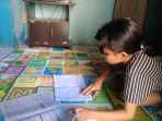 murid-kelas-iv-sdi-oeba-1-maria-anastasia-keke-saat-belajar-di-rumah.jpg