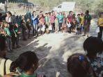 nampak-kebersamaan-anggota-wkri-dpd-propinsi-ntt-dengan-anak-anak-desa-koa.jpg