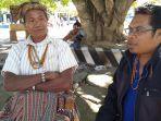 nampak-raja-boti-namah-benu-kiri-dan-anggota-dprd-kabupaten-tts-hendrikus-babys-kanan.jpg